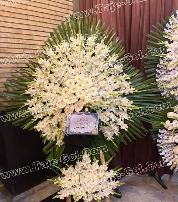 تاج گل روی قبر تاج گل روی قبر